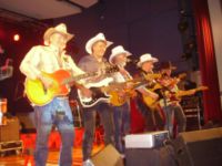 Porth , 2006 © Fünf der sechs Truckstopper halten ihren Bass bzw. Gitarre wie ein Cowboy seine Winschester.