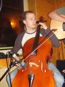 Porth , 2006 © Philip begleitete Mindmoon (Oliver Lehne) bei den letzten fünf Stücken am Cello. Ein Hörgenuss.