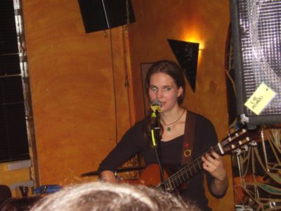 Porth , 2006 © Dota Kehr hat auch einige Solostücke im Programm.