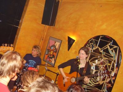 Porth , 2006 © Der Abstand von den Instrumenten zum Publikum beträgt vielleicht 50 cm. Hier ist sowohl von Dota Kehr (Gesang & Akustikgitarre) und Janis Görlich (Schlagzeug) wie auch vom Publikum eine große Disziplin gefordert.