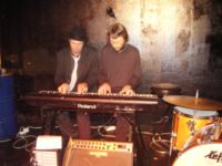 Porth , 2007 © Ein Highlight war der Boogie mit fünf Mann an zwei Klavieren. Hier sieht man das zweite Klavier mit einer Doppelbelegung.