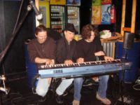 Porth , 2007 © Ein Highlight war der Boogie mit fünf Mann an zwei Klavieren. Hier sieht man das erste Klavier mit einer Dreifachbelegung.