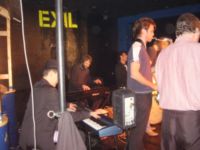 Porth , 2007 © Die Anordnung zeigt das Prinzip der Boogie&Blues-Küche. Die drei Gastmusiker Gregor Kilian (links), Dietmar Goretzki (Mitte) und Bernd Knappe (halb verdeckt am Schlagzeug) bieten den Gastmusikern rechts  eine musikalische Plattform.