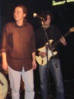 Porth , 2007 © Links steht der Sänger und Moderator Jan Sperhake während rechts der links Marius Prill an der Gitarre steht.