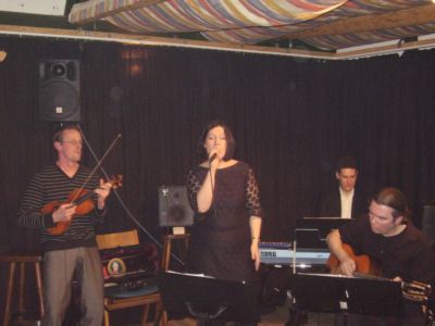 Porth , 2007 © Die Band Nuages mit Jörg Teibach an der Geige. Jenny Peters am Mikrofon, Gregor Kilian am Klavier und Frank Brinkmann an der Gitarre.