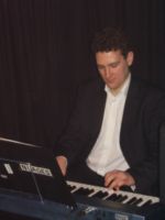 Porth , 2007 © Das Nachwuchstalent am Klavier ist Gregor Kilian, der in vielen hochkarätigen regionalen Bandformationen zu finden ist.