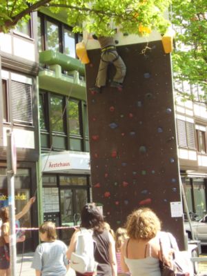 Porth , 2007 © Mit einer Leiter wäre man natürlich einfacher an einen grünen Zweig gekommen. Aber in den Alpen findet man auch keine Leitern. Durch die Kletterwand kam Leben in die "Kurze Straße".