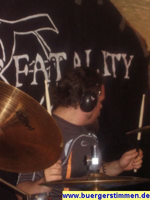 Pressefoto: Porth , 2008 © Maze ist der Schlagzeuger mit Lärmschutz - oder ist es vielleicht doch der Monitor-Kopfhörer?