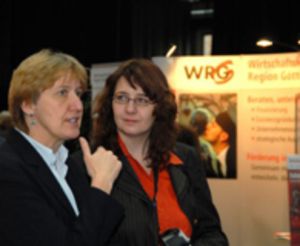 Pressefoto: Pressefoto , 2008 © Gedankenaustausch: Christel Wemheuer (Kommissarische Geschäftsführerin der WRG, links) mit Stefanie Kleine von der WRG (rechts).