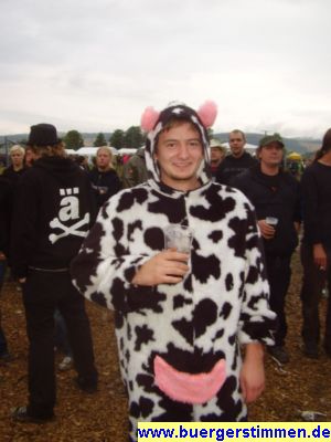Pressefoto: http://www.buergerstimmen.de/ , 2008 © Ein Festival hat immer auch einwenig mit Karneval zu tun. Diese Verkleidung als Kuh hatte schon seinen ganz eigenen Reiz