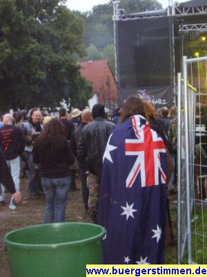 Pressefoto: http://www.buergerstimmen.de/ , 2008 © Es gab nicht nur schwarze Klamotten und Jeans auf dem Festival zu sehen. Auch eine Fahne kann als Kleidungsstück dienen