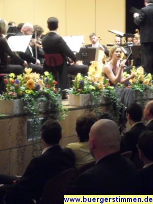Pressefoto: http://www.buergerstimmen.de/ , 2010 © ihr erste Lied singt Julia Hansen romantisch zwischen den Blumerngestecken sitzend .jpg
