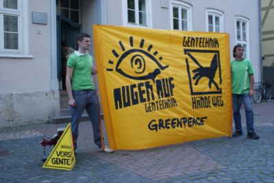 Pressefoto: , 2010 © Die Göttinger Sektion von Greenpeace protestierte gegen Vortrag von KWS im kirchlichen Rahmen
