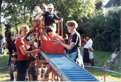 Pressefoto: , 2010 © Kinderkiste auf der Rollenrutsche sorgen für Spaß bei Klein und Groß