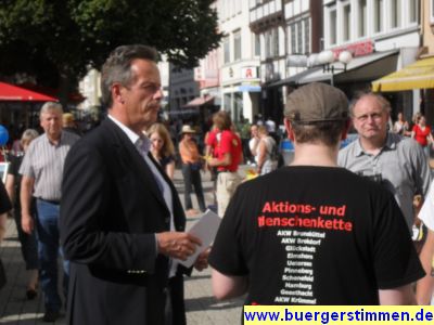 Pressefoto: http://www.buergerstimmen.de/ , 2010 © Dr. Lutz Knopek hört den Atomkraftgegner aufmerksam zu.