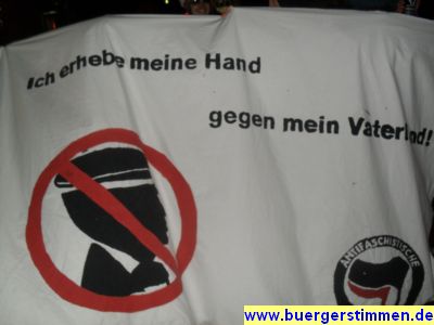 Pressefoto: http://www.buergerstimmen.de/ , 2011 © Ich bin mir nicht sicher, was dieser Banner mit der Militärparade zu tun hat