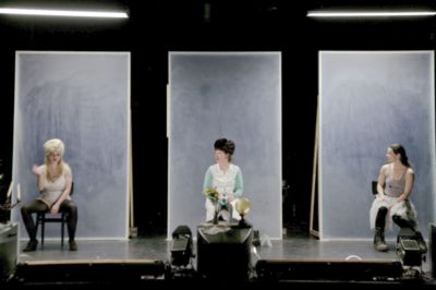 Pressefoto: , 2011 © Wie Hühner auf der Stange sitzen die Figuren Grete, Erna und Mariedl im ersten Szenenbild, dass in der Küche spielen soll