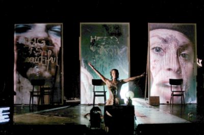 Pressefoto: , 2011 © Zum Ende der Inszenierung war Mariedl mit Theaterscheiße beschmiert und ...